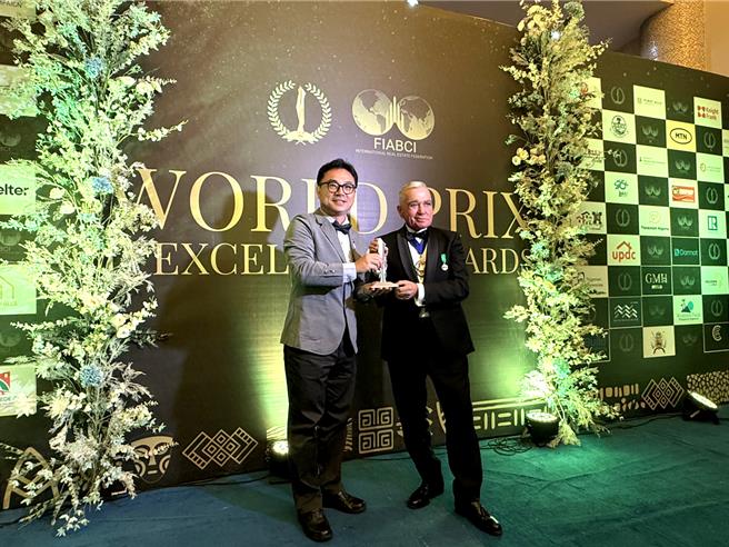 加走寮溪治理工程獲「2025全球卓越建設獎」銀獎，南投分署科長許文奕代表受獎。（林保署南投分署提供／楊靜茹南投傳真）