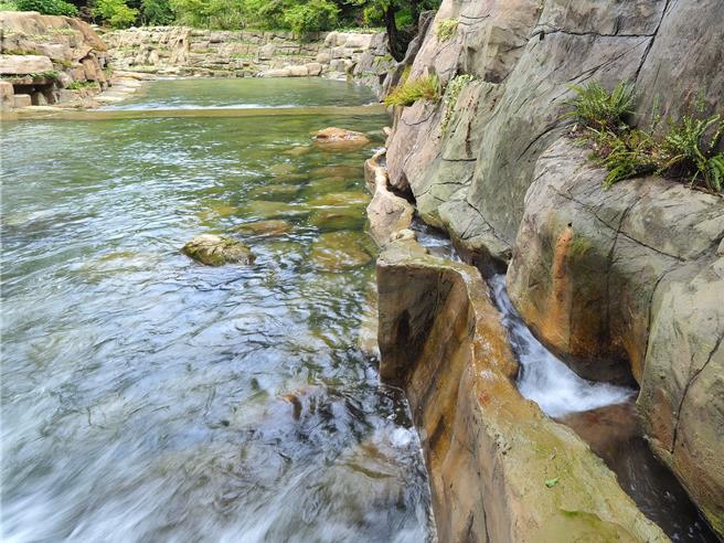 加走寮溪仿岩護岸設置魚道，供魚類上溯時能躲避鳥類補食。（林保署南投分署提供／楊靜茹南投傳真）