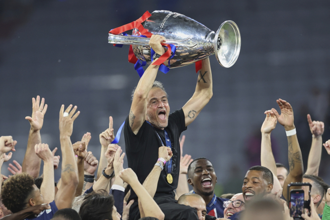 大巴黎勇奪隊史首座歐冠冠軍，總鍛練Luis Enrique高舉獎盃慶賀。（美聯社資料照）