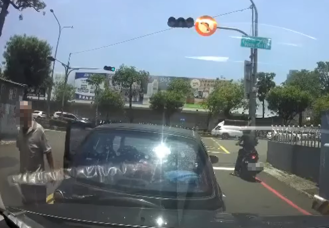 高雄有駕駛遇到一名阿伯倒車撞上，沒想到對方竟直喊「是你撞我的」。（圖／翻攝自臉書爆廢公社）