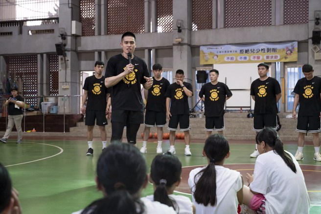 陳盈駿在HAVE A NICE RAY 公益眷註勾當分享打球心得。(啟程國際活動行銷供應)