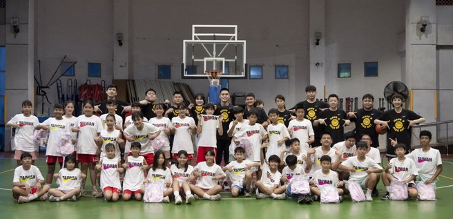 陳盈駿和HAVE A NICE RAY 公益關懷勾當學員合照。(啟程國際活動行銷供應)