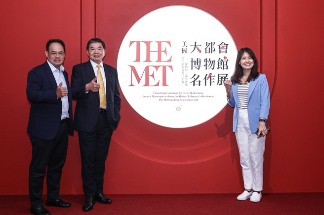 
國泰金控主要贊助《從印象派到現代主義—美國大都會博物館名作展》，國泰金控總經理李長庚（中）、國泰金控資深副總孫至德（左1）及國泰金控副總施君蘭（右1）出席展覽開幕記者會。
（圖／國泰金控提供）
