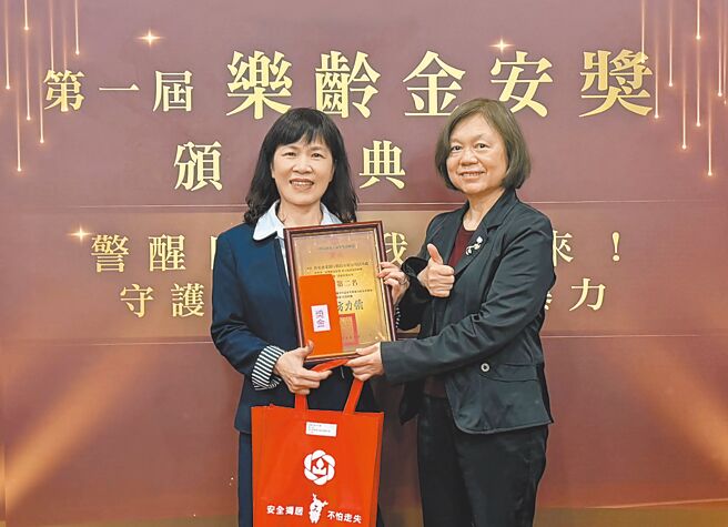 彰化银行致力推动乐龄友善金融，荣获第一届乐龄金安奖，由信托公会秘书长吕蕙容（右）颁奖表扬，彰化银行信托处处长徐瑞惠（左）代表受奖。图／彰化银行提供