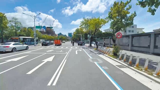 台北市民权东路右转光復北路的路面标线前年6月改绘，但外侧为机慢车道，却还新增双白线加上汽车右转专用道，近2年多被开单近千件，形成机车骑士的「罚单陷阱」。经议员李明贤反映，市府已改善。（摘自李明贤脸书／徐佑升台北传真）