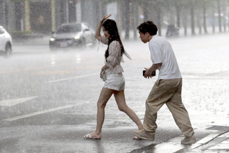 天氣》南部續炸豪雨 明轉乾 這天起雨區再擴大