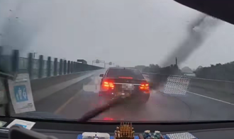 台61賓士雨中狂急煞「逼車挑釁」！結局大快人心 網笑：慢走不送
