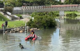 高雄愛河一早驚見「2具浮屍」 男奔現場認屍淚崩：是我媽！