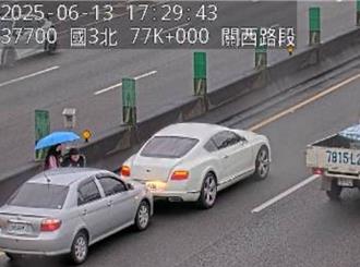 國3轎車撞「賓利」 駕駛竟翻過護欄落跑