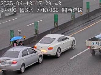 影》落跑畫面曝光！國3追撞千萬賓利 駕駛跨3車道翻護欄逃逸