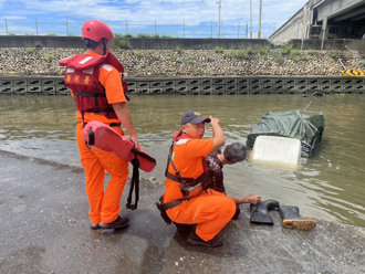 驚險一瞬間！貨車暴衝撞堤防「倒栽蔥」墜海 海巡、漁民神救援