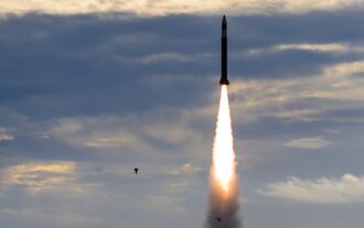 以伊開戰油金飆 全球股市倒地