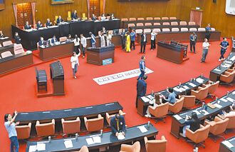 重大法案待審 白再提案延會8月底