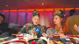 館長喊反戰 訪四行倉庫催熱淚