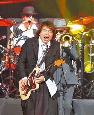 伍佰觸電舞渾身抖 萬人聲浪齊轟蛋