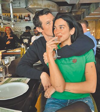 杜娃黎波宣布訂婚 未婚夫用心特製鑽戒