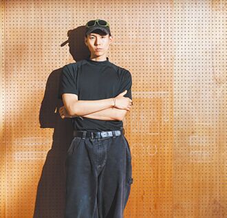 杜威被霸凌蓋布袋 藉音樂療癒童年