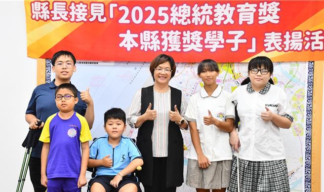 彰化县今年有5位学生获得总统教育奖肯定，分别为鹿鸣国中同学谢至程（左起）、晓阳国小同学许博彦、静修国小同学吴昌玹、溪湖高中同学林歆璇（右起）、大村国中同学游佩璇，获彰化县长王惠美（中）颁赠1万元奖学金。（图／彰化县政府）