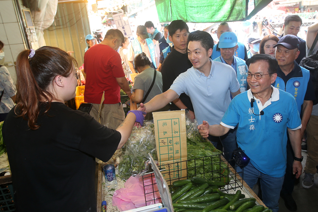 全国大罢免各政党进入备战状态，国民党主席朱立伦日前宣告全党进入「爱国者行动」战斗状态，台北市长蒋万安（前右二）14日陪同立委赖士葆（前右）到景美市场扫街拜票，呼吁大家投下不同意罢免的选票。（赵双杰摄）