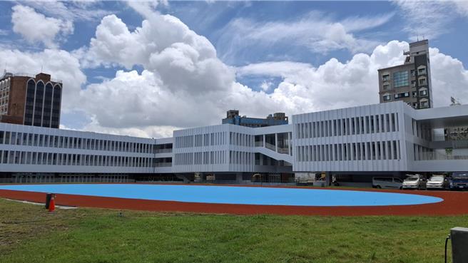 台南市中西区成功国小校因赤嵌文化园区整建工程延宕，校舍一建7年，师生被迫寄生在文贤国中就读，校方14日重回母校办毕业典礼，毕业生终于赶在毕业最后一刻得窥全新校园。（程炳璋摄）