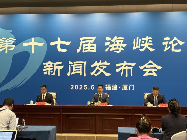 福建省委宣传部对外新闻处处长、省政府新闻办副主任柯宜达(左)、海峡论坛组委会办公室副主任、福建省台办副主任陈志勇(中)、厦门市委常委、市政府副市长庄荣良(右)。（照片／林金池摄）