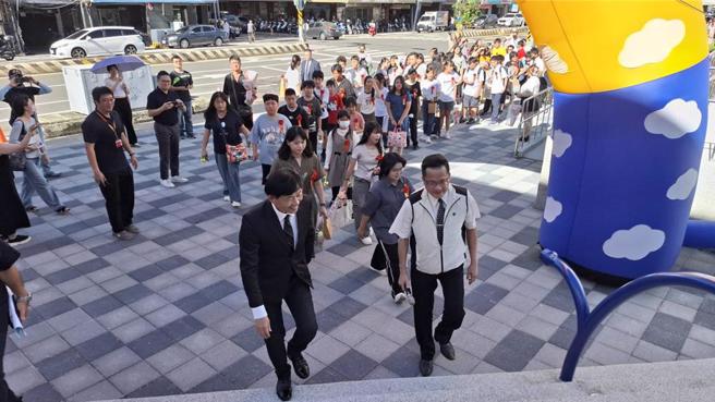 台南市中西区成功国小应届毕业生与老师一起回母校举办毕业典礼，台南市副市长叶泽山（黑西装者）到场致词。（程炳璋摄）