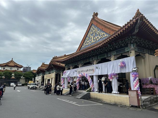 5月19日慘遭撞斃的三峽國中國一女學生14日舉行告別式。（高鈞麟攝）