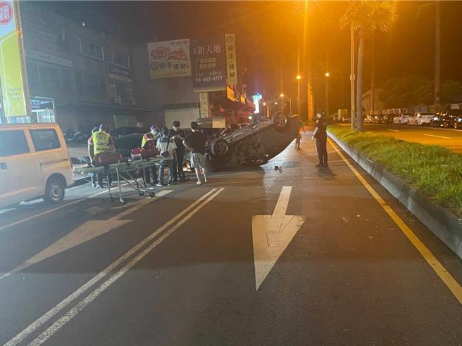 持有台湾驾照的28岁郑姓越南籍男子驾驶自小客车，沿桃园市观音区成功路一段往敬业街，疑似因疲劳驾驶自撞路边停放的5辆车后翻覆，整辆车横躺于路中央，幸现场无人受伤。（翻摄照片）