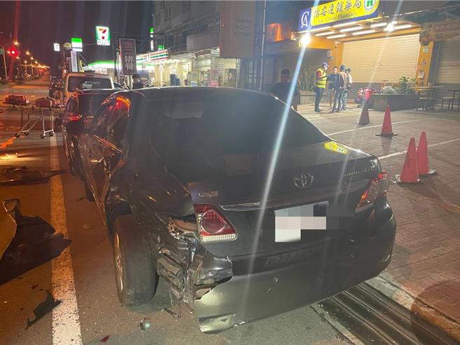 持有台湾驾照的28岁郑姓越南籍男子驾驶自小客车，沿桃园市观音区成功路一段往敬业街，疑似因疲劳驾驶自撞路边停放的5辆车后翻覆，整辆车横躺于路中央，幸现场无人受伤。（翻摄照片）