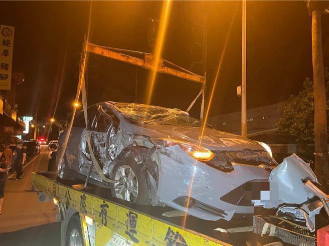 持有台湾驾照的28岁郑姓越南籍男子驾驶自小客车，沿桃园市观音区成功路一段往敬业街，疑似因疲劳驾驶自撞路边停放的5辆车后翻覆，整辆车横躺于路中央，幸现场无人受伤。（翻摄照片）