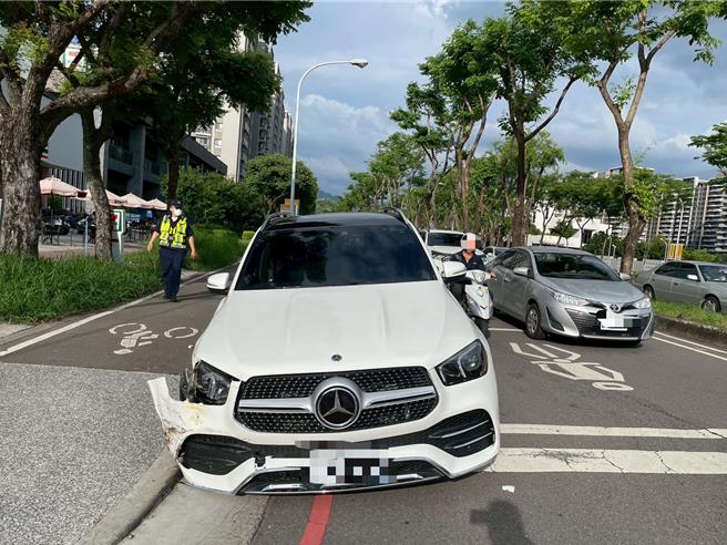 51歲吳姓男子駕駛賓士租賃車，行經台中北屯太原路3段時失控暴衝，連撞路邊停放的23輛汽機車。（民眾提供）