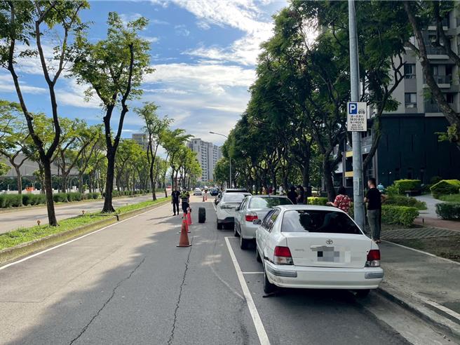 51歲吳姓男子駕駛賓士租賃車，行經台中北屯太原路3段時失控暴衝，連撞路邊停放的23輛汽機車。（民眾提供）