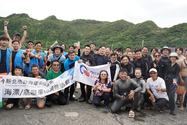 「無痕淨海」活動號召65位「潛海戰將」出動，至瑞芳區瑞濱岩礁北側外海實地清除海底廢棄物。（新北市環保局提供）