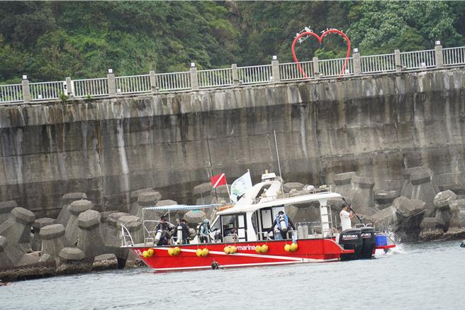 「潛海戰將」準備深入海底，清除海洋廢棄物。（新北市環保局提供）