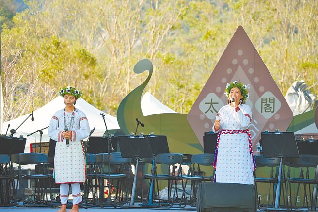 太鲁阁峡谷音乐季11月中登场，太管处发掘太鲁阁族人好声音，并安排登台演出。图为太鲁阁好声音得主游翾、卓馨兰在2024峡谷音乐节中演出。（太管处资料照片／王志伟花莲传真）