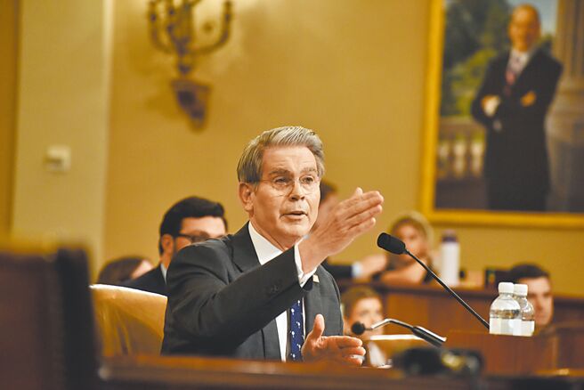 美国财政部长贝森特12日为美国总统川普反覆无常的关税政策辩护，称其为「战略不确定性」，是贸易谈判的有效手段。（中新社）