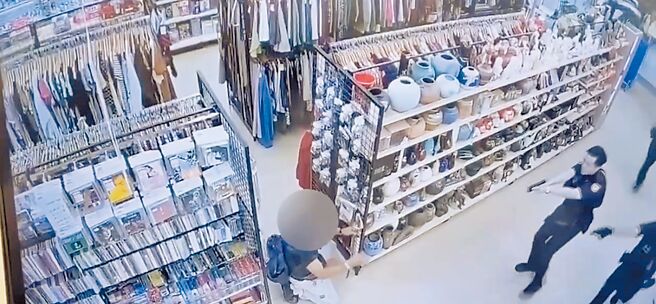 吴男在商场挥舞武士刀（左），警方一度与其对峙，后来压制时疑枪枝走火，造成吴男后颈中弹。（民眾提供／曹婷婷台南传真）