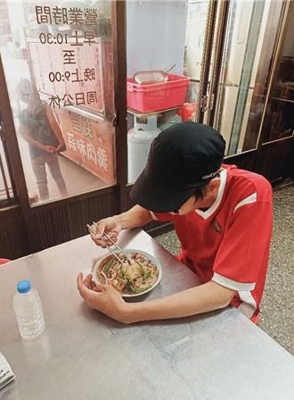 台中黑戶青年流浪撿回收 逾百人搶當他再生父母