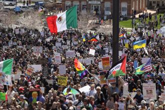 美國鹽湖城「無王日」示威驚傳槍聲 1命危  嫌犯被逮 民眾逃生畫面曝