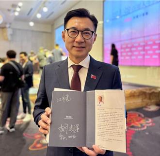 2026台中市长之争？ 胡志强挺「他」 赠新书注明市长