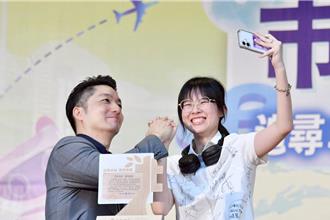 蒋万安「放马过来！」合照被勾肩＋十指紧扣全配合