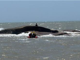 金門南石滬海域2民眾 不諳潮汐受困礁石 勇消成功救援