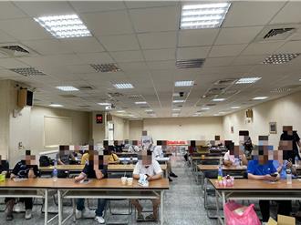 警察節不打烊！三重警拂曉攻堅職業賭場 50人落網查扣146萬賭資