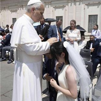 超幸運！教宗接見台灣新婚夫婦 允諾為台祈禱「不要戰爭」