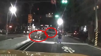 影》五股2無照騎士遇警攔查　「自撞慘摔」畫面曝光