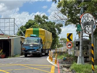 高雄鳳山中崙路「好窄」車輛通過會車危險！民盼道路拓寬