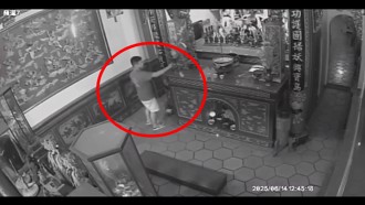 大胆！闯百年古蹟「菱洲宫」 男子摔金纸、乱丢神筊
