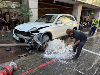 快訊》新北轎車衝上人行道　站牌、消防栓遭撞斷！釀1人傷