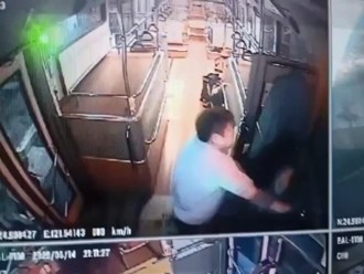 公車司機爆衝突！ 「欣欣251vs指南660」打鬥畫面曝光