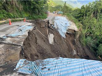 桃園復興區比該路比佛利山莊段路基嚴重坍塌 區公所緊急封閉